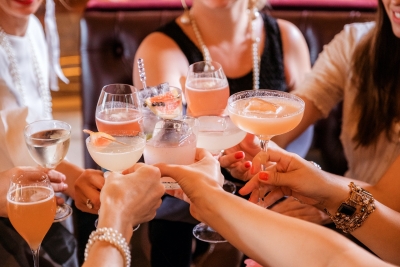 Waar komt de populaire cosmopolitan cocktail vandaan?